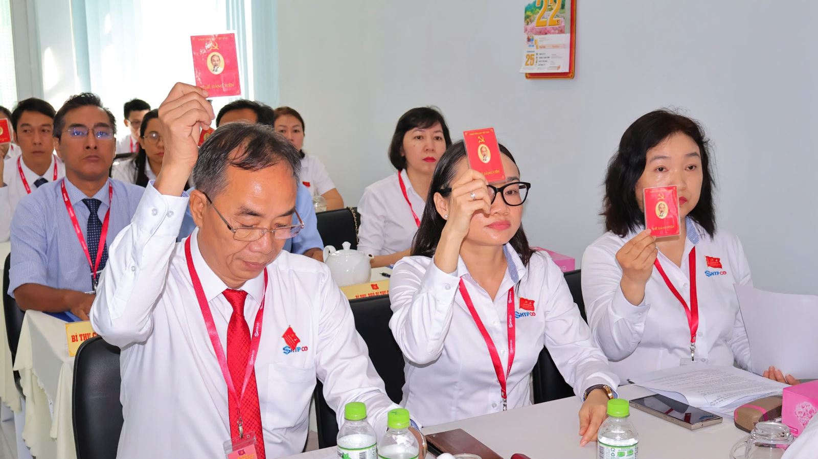 Các đồng chí đảng viên chi bộ biểu quyết thông qua chương trình Đại hội